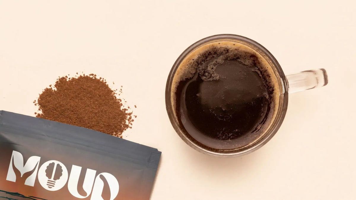 Sachet MOUD ouvert, poudre et tasse de MOUD préparée, boisson sans caféine